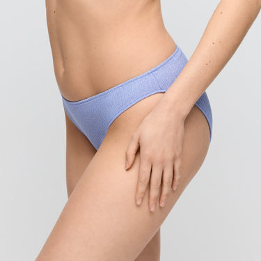 Tinjis bikinitrusse klassisk