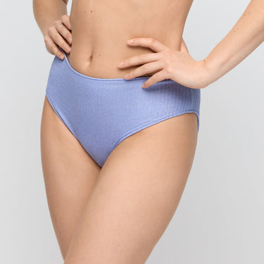 Tinjis bikinitrusse høj