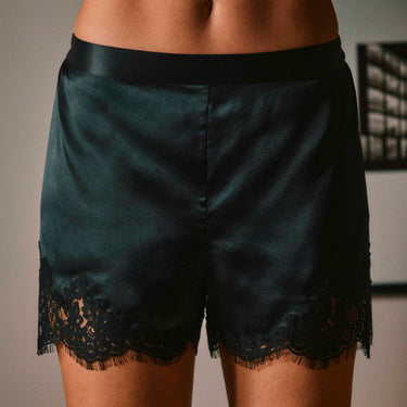 Doria silkeshorts med blondekant